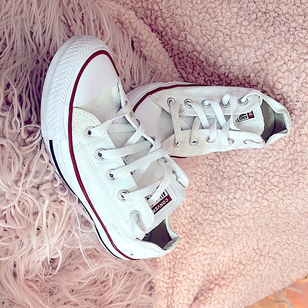 Unisex converse in good condition size 4 men 6 women.